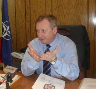 Directori de şcoli suspectaţi că au fost complici la majorările salariale ale profesorilor
