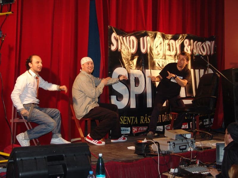 Stand Up Comedy : O sală plină şi minute întregi de râs