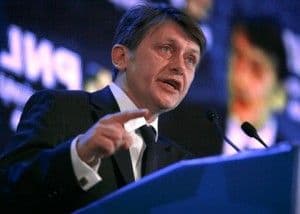 Antonescu lansează o nouă idee pentru românii din străinătate: Plăteşti taxe în ţară, votezi!