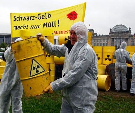 Zeci de mii de germani cer închiderea centralelor nucleare