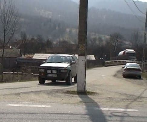 Un stâlp de electricitate a fost uitat de zece ani în mijlocul drumului