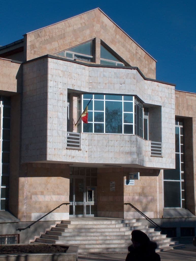 Directorul BCR Dorohoi bătut în birou