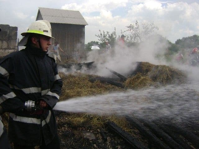Furaje incendiate de un copil de 5 ani