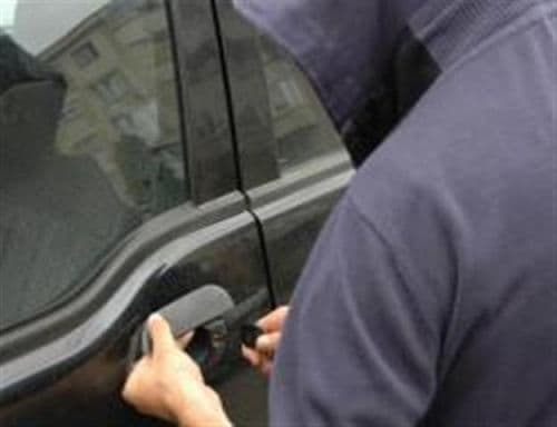 Hoț prins în timp ce fura din maşini, de un jandarm aflat în timpul liber