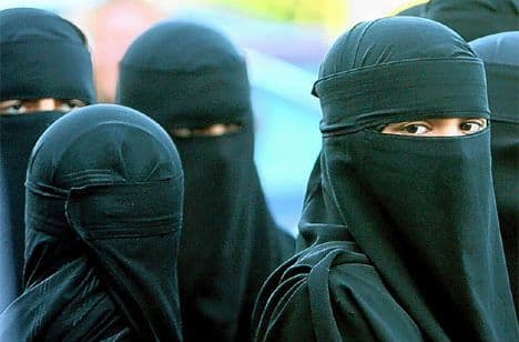 Vălul islamic omoară sau protejează?