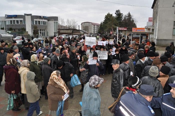 Închiderea Spitalului Orăşenesc din Darabani scoate lumea în stradă