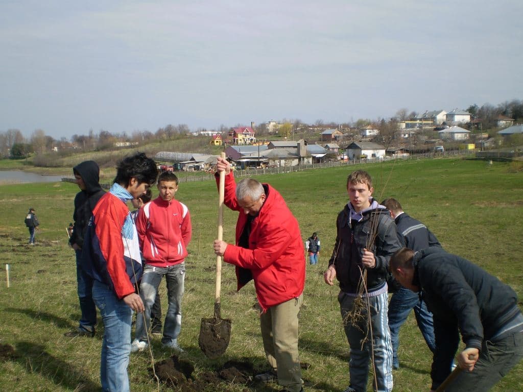 Zeci de elevi și profesori de la „Al. Vlahuţă” Şendriceni la campania ,,România  prinde rădăcini’’