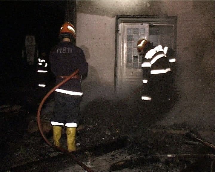 Familie distrusă la Corni :  Un copil decedat şi doi răniţi grav într-un incendiu