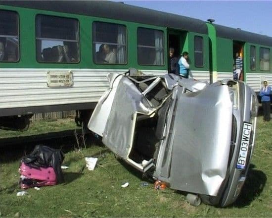 Mașina lovită în plin la Podeni de trenul personal Iași - Dorohoi