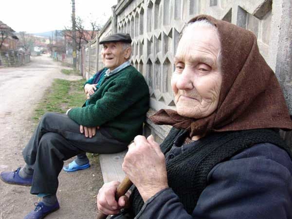 PDL trimite scrisori pensionarilor: Prin grija Guvernului Boc vi s-a mărit pensia