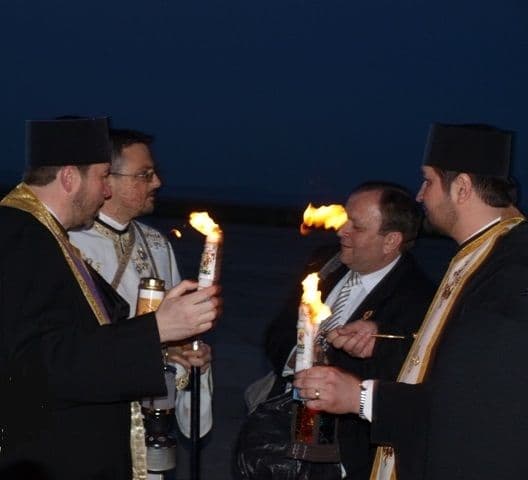 Lumina Sfântă a fost adusă, sâmbătă seara, la Suceava