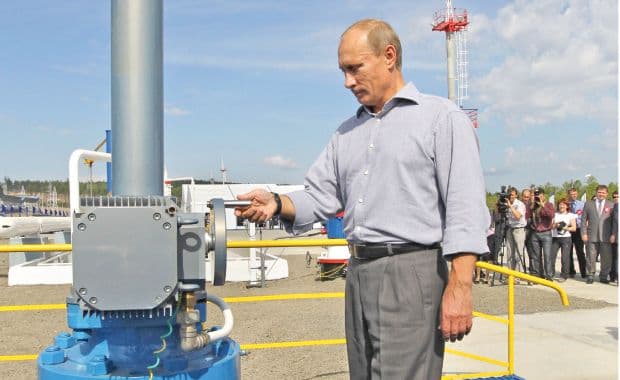 Putin închide robinetul de benzină pentru străini