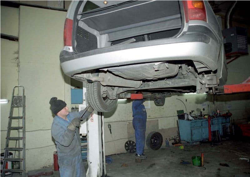 Service-urile auto, obligate sa permita clientilor sa asiste la reparatii