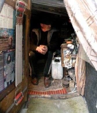 Dorohoianul Dumitru Ostafie locuieşte într-un bordei la marginea orașului  Focşani