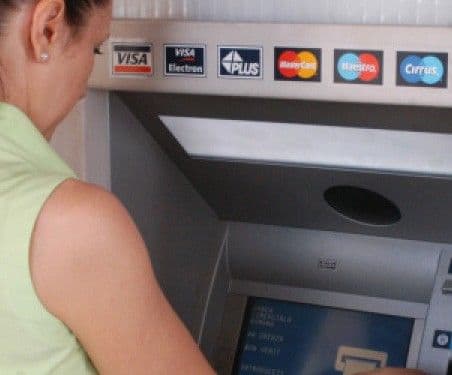 Cum te poţi trezi cu conturile goale din cauza datoriilor la bancă