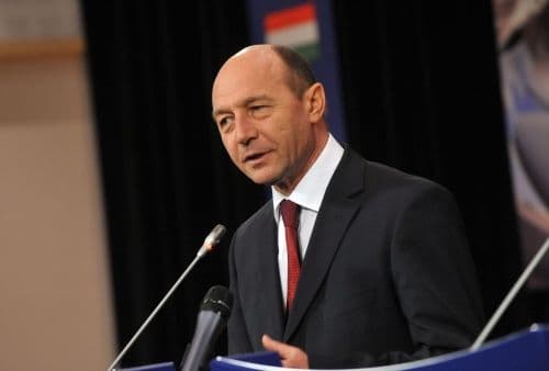Băsescu a promulgat Legea salarizării profesorilor şi Legea codului de dialog social