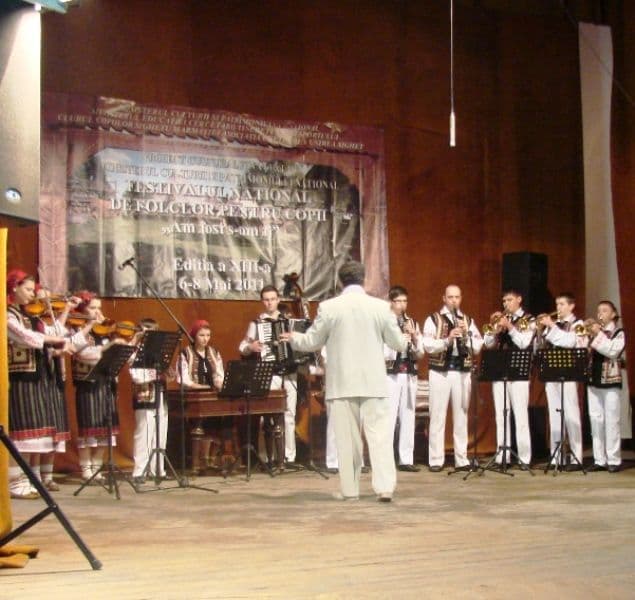 Orchestra „Mugurelul” a Clubului Copiilor Dorohoi : Locul I la Festivalul National de folclor “Am fost ş-om fi”