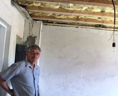 Casele construite pentru sinsitraţii dorohoieni se dărâmă