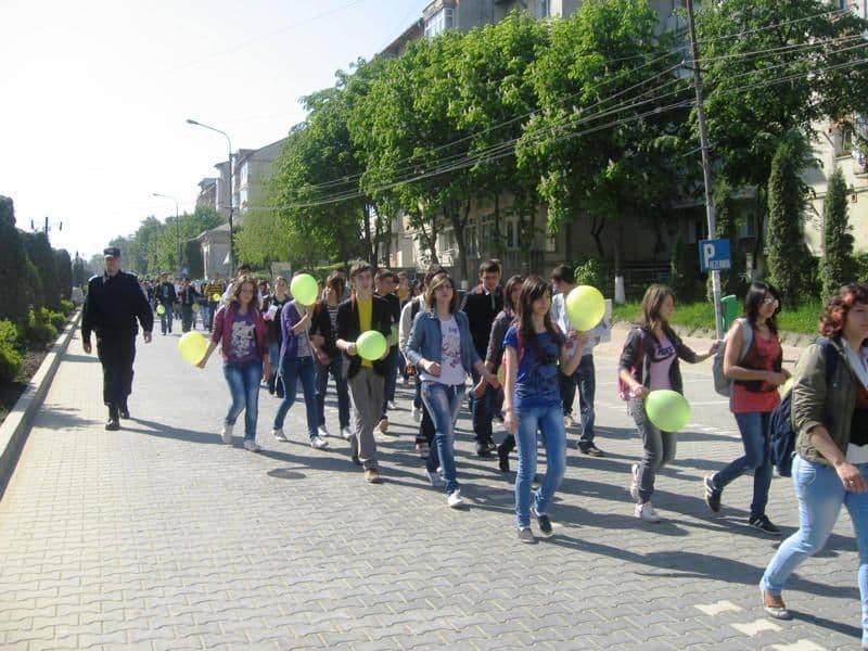 Dorohoi: Marş al liceelor în cadrul proiectului “Noi iubim viaţa”
