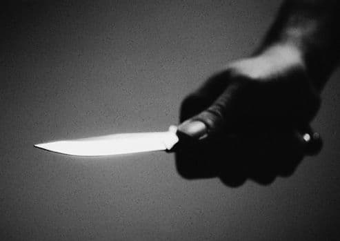 Bărbat de 64 ani, cercetat pentru distrugere şi port fără drept al cuţitului în locuri publice
