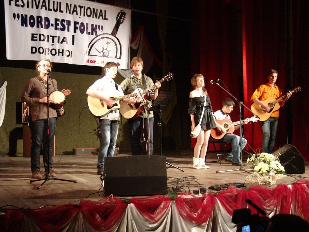 Concurenți dorohoieni laureați la Festivalul folk „Cetatea veche” de la Siret