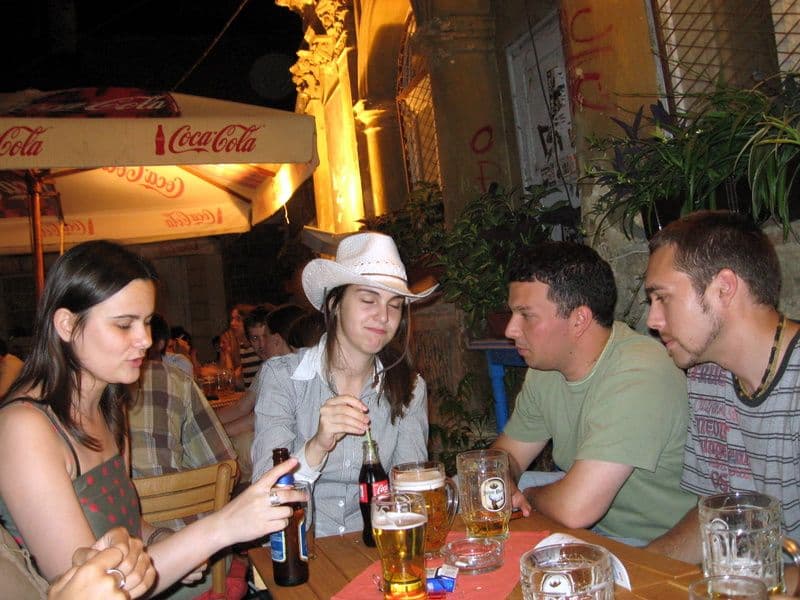 Un nou proiect de Lege : Muzica la terase va fi interzisă după ora 22:00