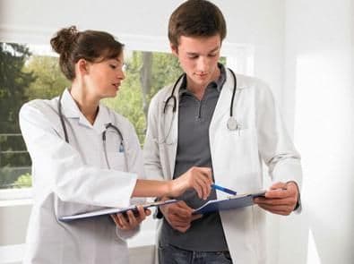 Cabinetele medicilor de familie pot angaja medici cu competenţe limitate