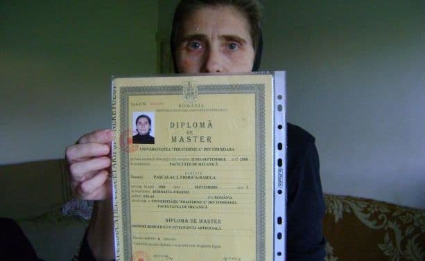 Femeia de serviciu cu studii superioare, diplomă de inginer mecanic şi master în robotică
