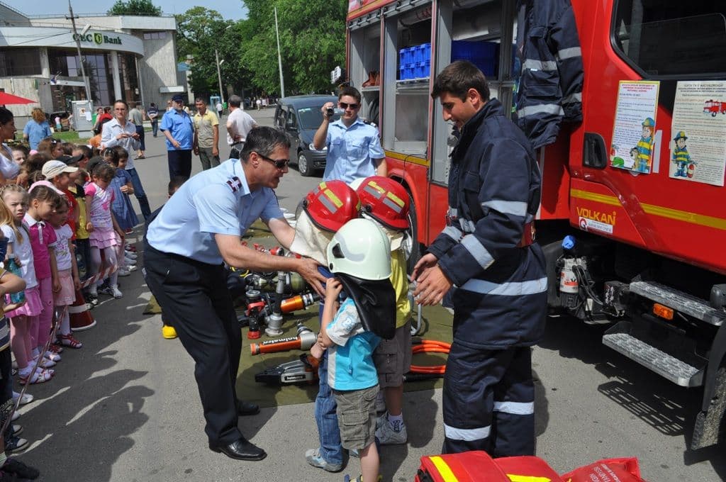 [VIDEO][FOTO]  ISU Botoşani: Informare preventivă în cadrul manifestărilor dedicate Zilei Internaţionale a Copilului
