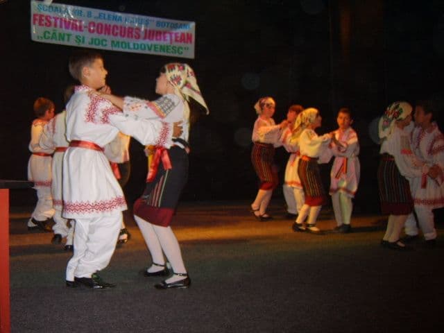 [FOTO] Şcola Nr.7 „Al.I.Cuza” Dorohoi : Concursul judeţean „Cânt şi joc moldovenesc”