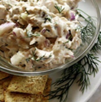 Salată de pui cu sos de lapte bătut 