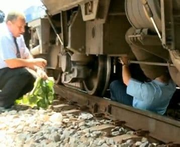 [VIDEO] ȘOCANT : Tren în care se afla un ministru, reparat cu un băţ, sârmă şi scotch 