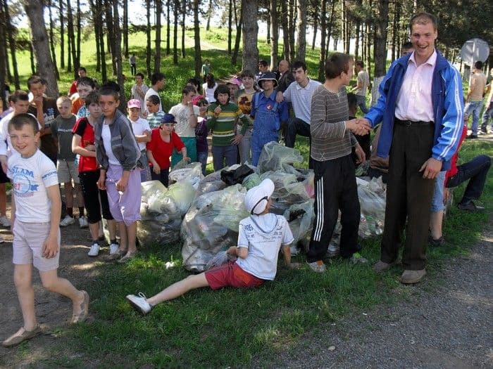 Șc. Ion Pillat Dorohoi: Ziua Mondiala a Mediului, marcată de elevi printr-o acțiune de ecologizare