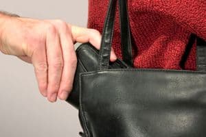 Minorii români, spaima buzunarelor din Paris