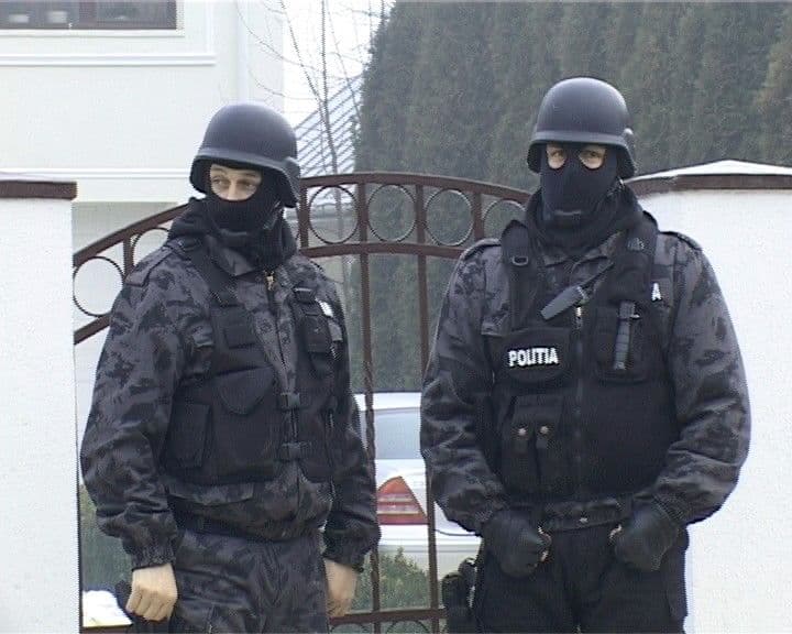 Percheziţii domiciliare în Botoşani, la doi suspecţi de contrabandă cu ţigări