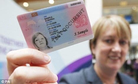 Guvernanții le pregătesc românilor o identitate electronică