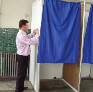  Fără draperii la cabinele de vot