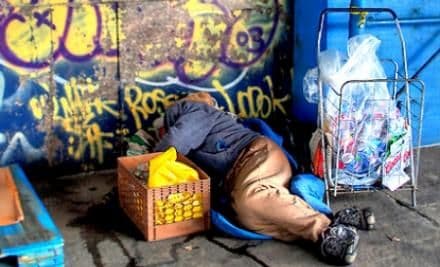 Un om al străzii a moştenit o avere fabuloasă de la fratele său