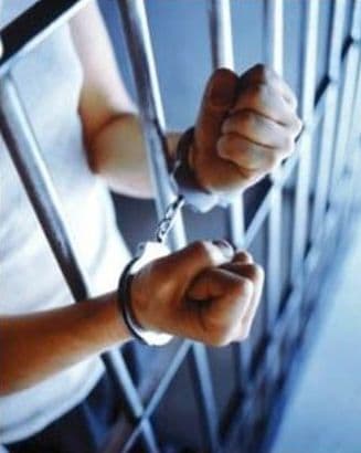 Persoană urmărită naţional, depistată de poliţişti
