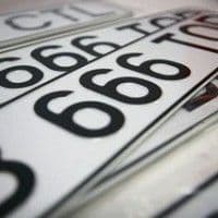  Conducerea unui autovehicul cu număr fals de înmatriculare 