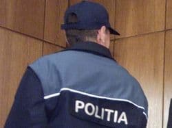 Percheziţii domiciliare efectuate de polițiști - VIDEO