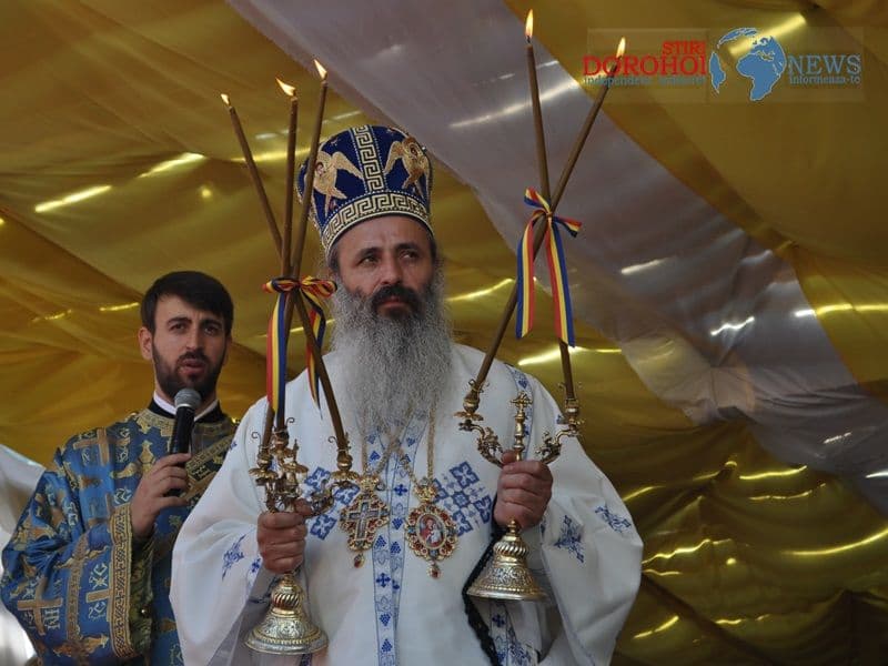 Sute de credincioși prezenți la sfințirea bisericii “Sf. Împărați Constantin și Elena” - FOTO