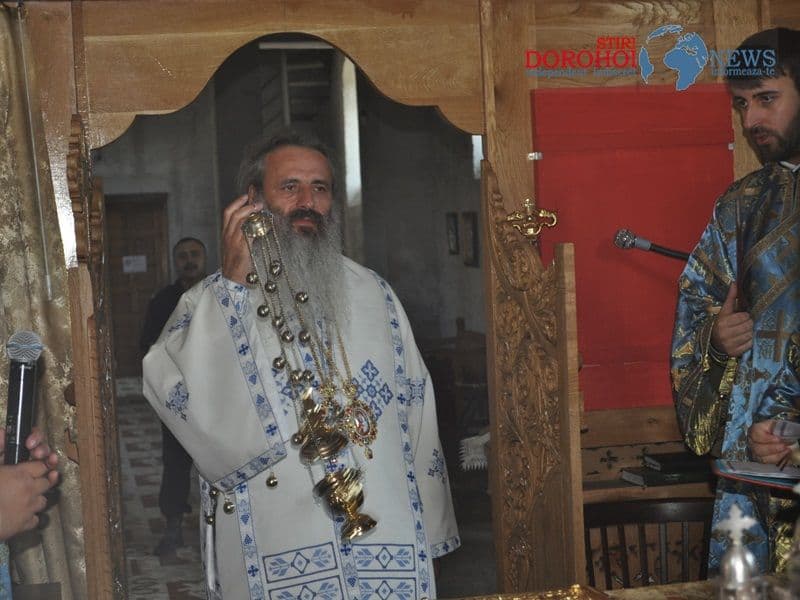 Exclusiv Dorohoi - VIDEO: Mitropolitul Teofan  sfințește biserica “Sf. Împărați Constantin și Elena” 