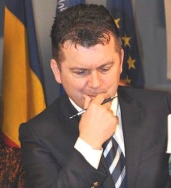Onișa pune bățul pe membrii PC