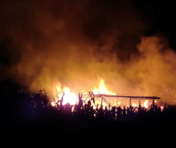 10 tone de furaje, mistuite de foc