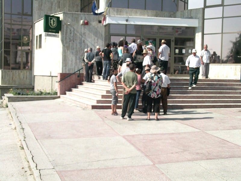 Canicula nu îi oprește pe dorohoieni să stea la cozi 