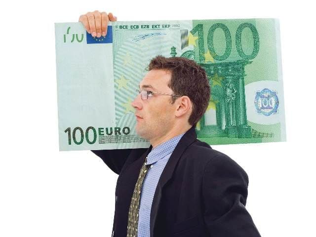 Cetăţenii cu restanţe la telefonie se pot trezi cu salariile blocate