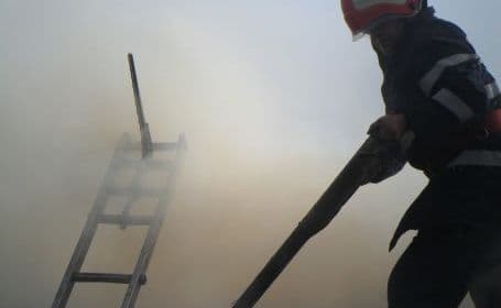 Zeci de tone de furaje distruse într-un incendiu provocat