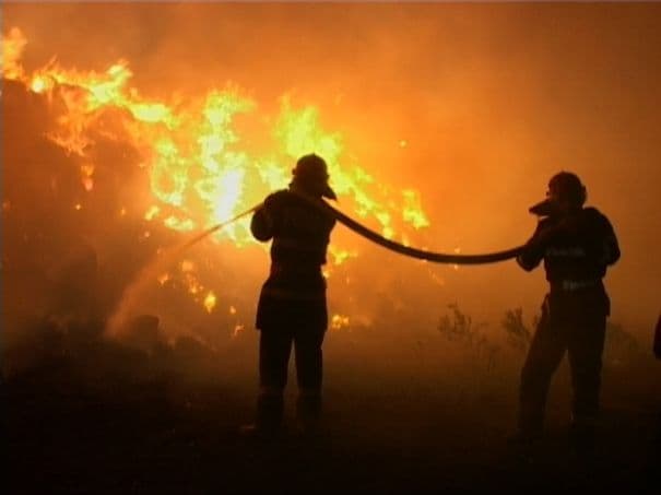 12 tone de furaje distruse în două incendii
