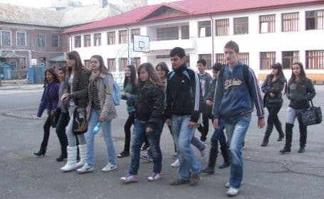 Accesul în şcoli se face pe bază de cartelă din toamnă. Adio absenţe motivate uşor